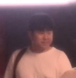 37岁阚清子挺孕肚和富豪老公逛街，肚子又大又圆，四肢依旧纤细