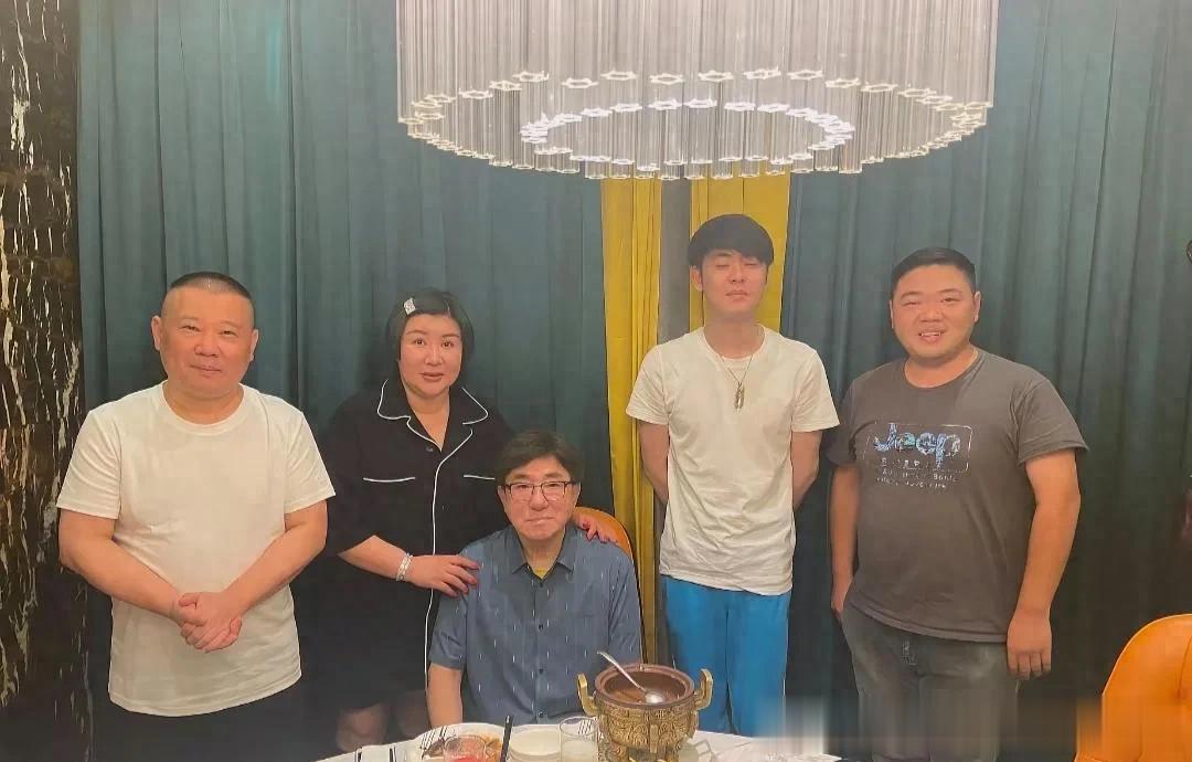 郭德纲带着老婆王惠和朋友聚餐,夫妻俩穿衣朴素,身材又矮又胖