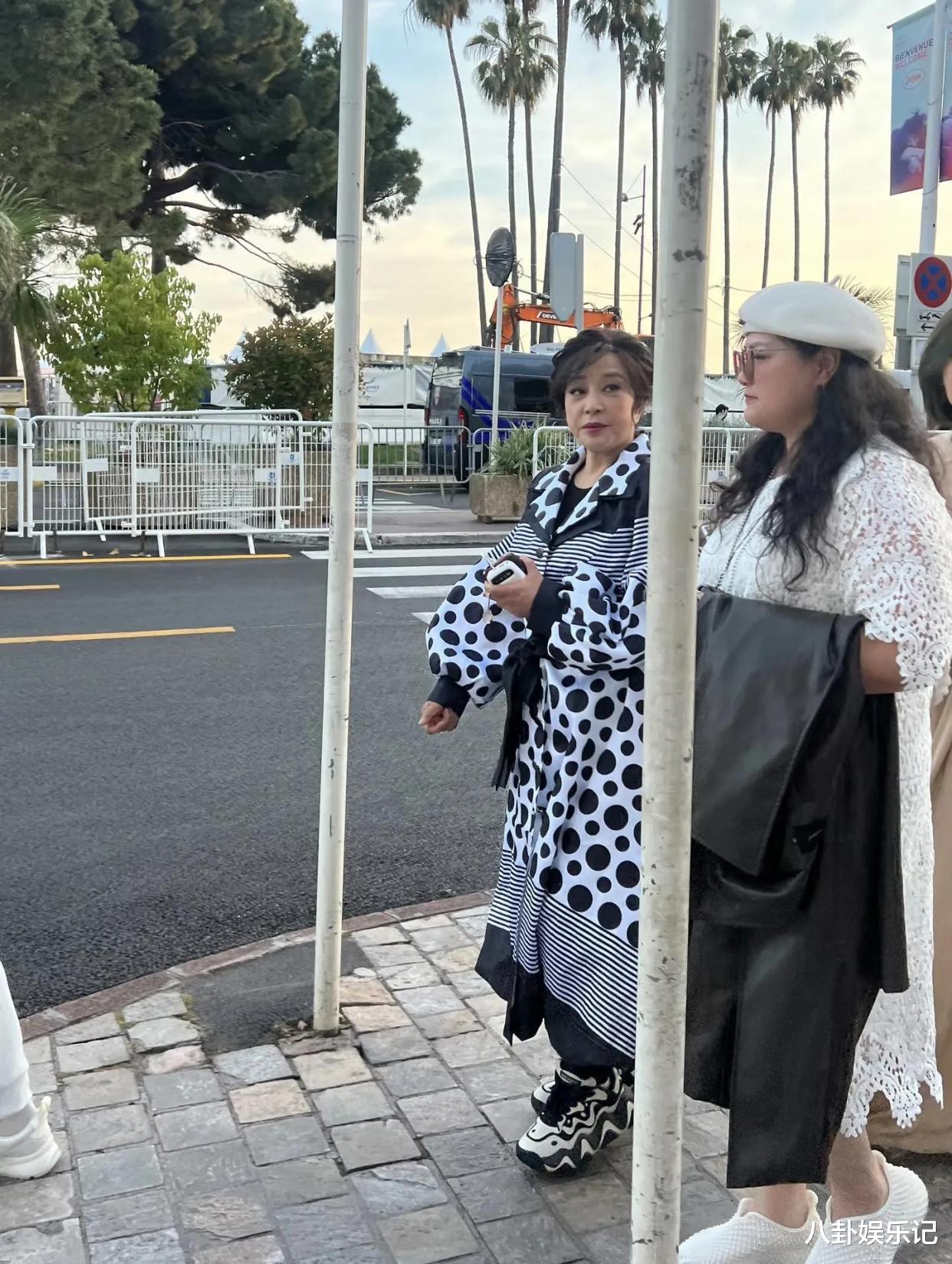 刘晓庆现身戛纳街头！一身黑白波点连衣裙被嘲土，气场却很强大