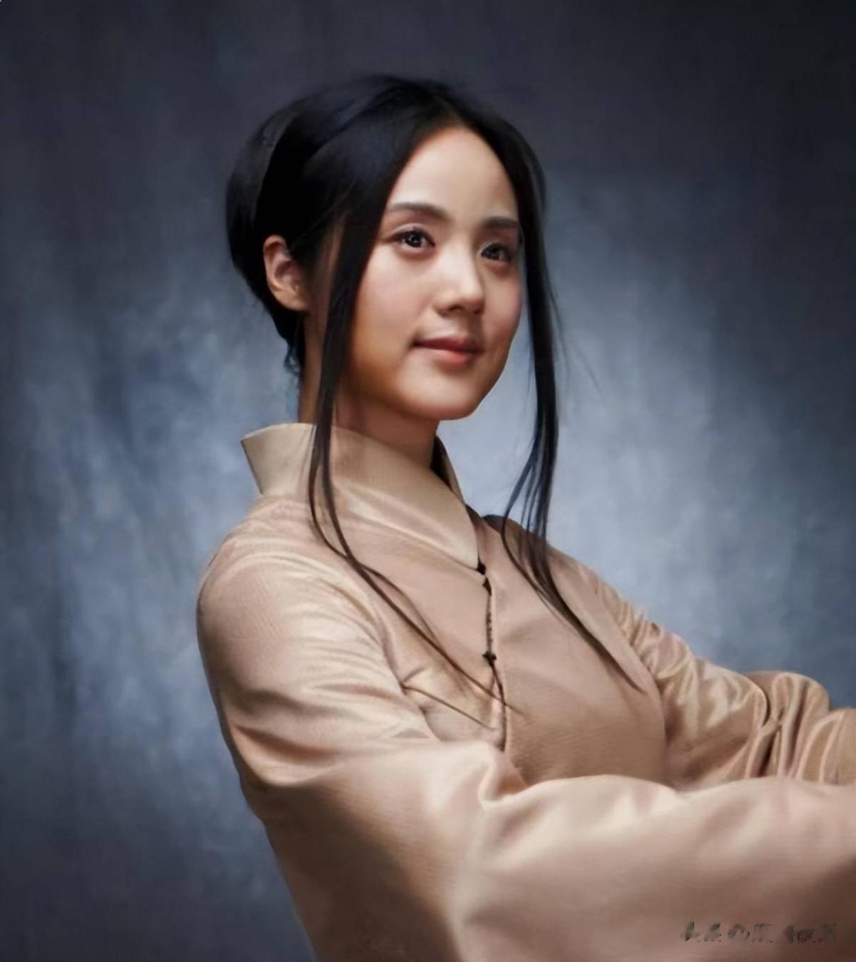 她是著名歌唱家，不惧流言嫁三婚前央视主持丈夫，儿女双全很幸福