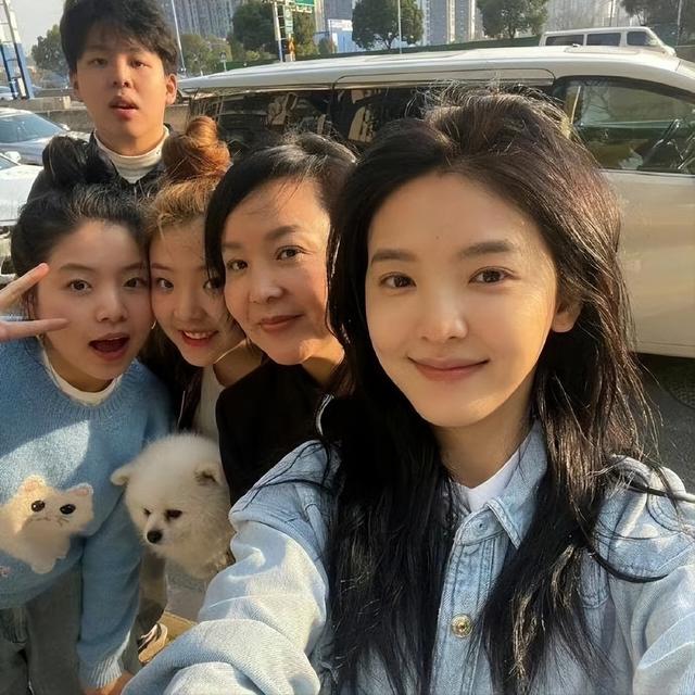 拍戏9年买不起厕所,\扶弟魔\章若楠一人养全家,曾与王思聪有争议