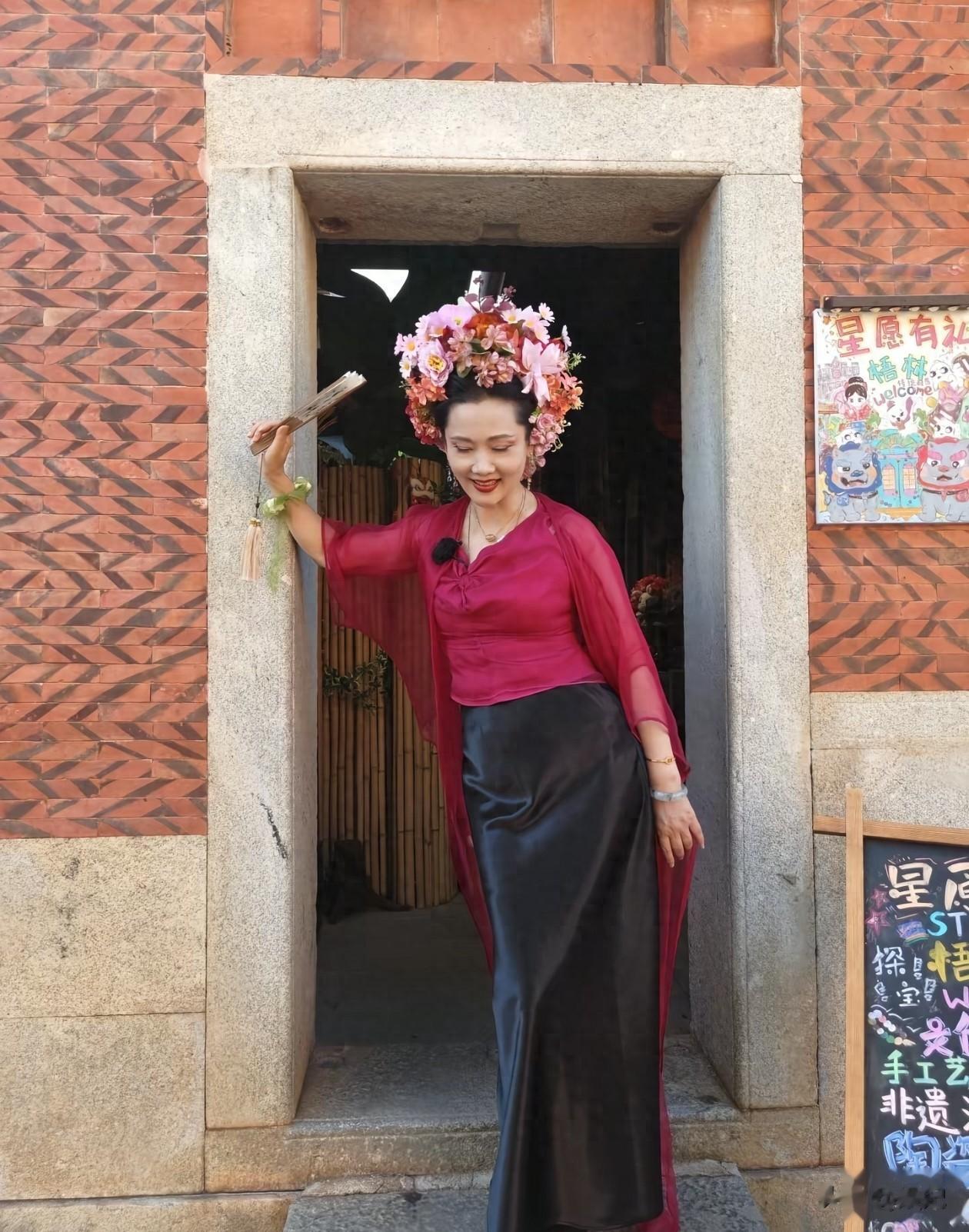 62岁何赛飞最新穿搭：红上衣+半身裙，复古又时髦，状态好得像42