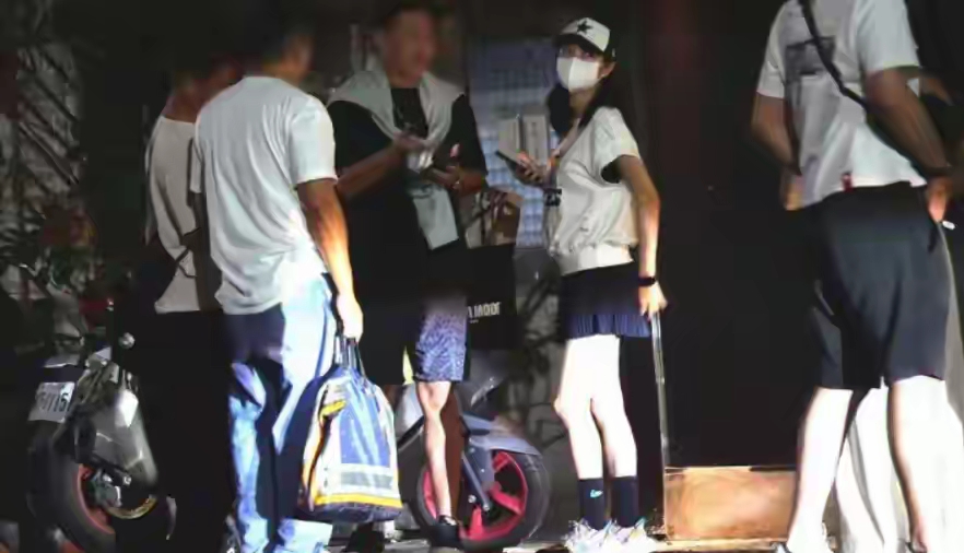 45岁安以轩:素颜松弛显疲惫,带娃聚餐超警惕,豪宅已被查封待拍