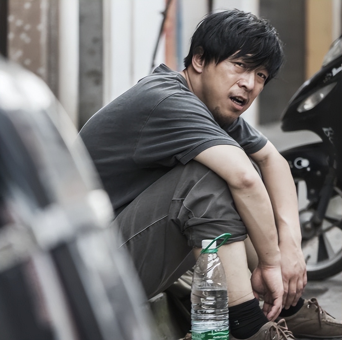 黄渤一家3口在逛街！小欧身材苗条似少女，女儿身高170也是凸嘴巴