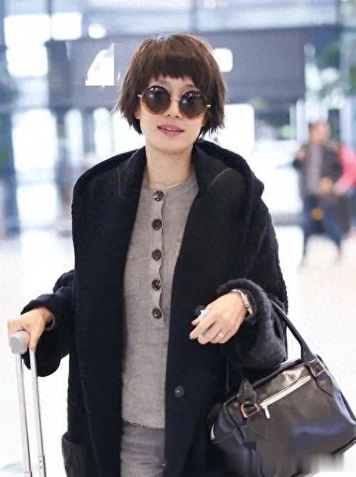 马伊琍机场私服真时髦！连帽大衣+破洞牛仔裤+短靴，洋气又高级！