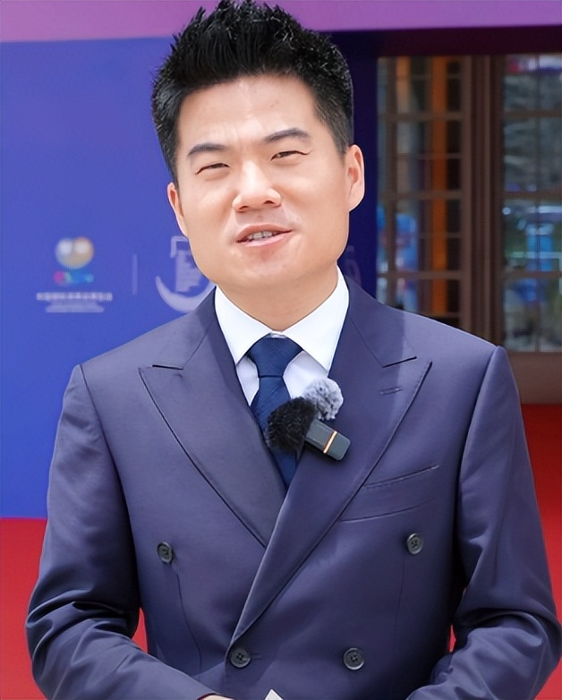 俞敏洪没想到，董宇辉受邀九三阅兵半月多，再因一个举动口碑暴涨