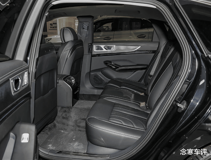 放弃入门版红旗H9!加几万上2.0T中配,后排体验升级,7.8秒加速