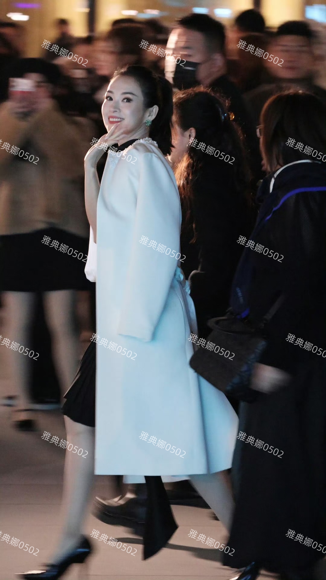 章子怡跟LV集团长公主同框宛如红白玫瑰虽然只有1米64但气场不输