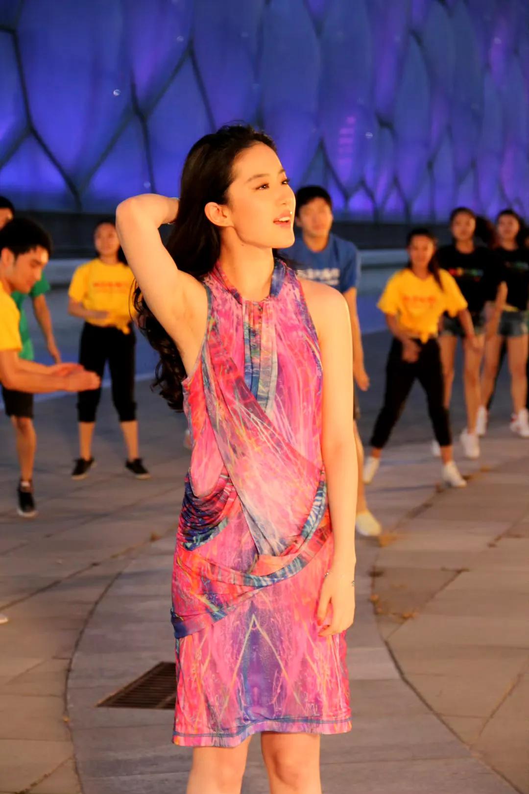 刘亦菲唯一的缺点就是———穿不完的丑衣服