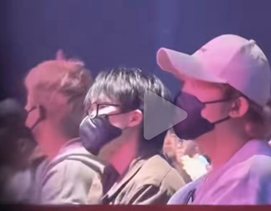 王楚钦与王CC摇头晃脑认真听演唱会,现场球迷没有去打搅!