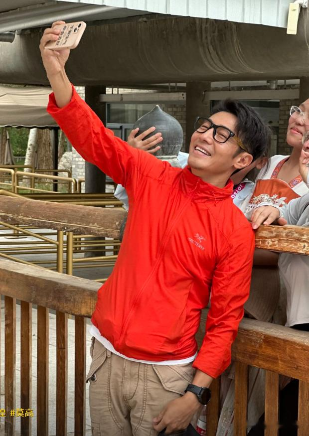 撒贝宁一家游敦煌!龙凤胎女儿爱撒娇,38岁李白身材火辣美翻天