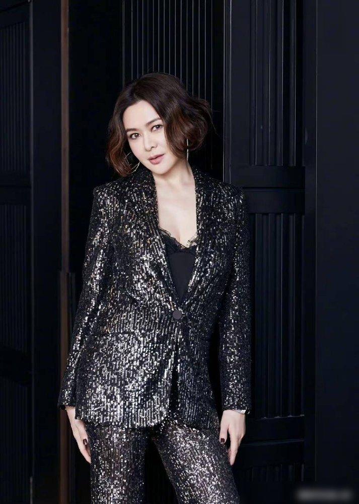 关之琳真不服老,穿一身黑低调亮相,没想到“蕾丝裤”才是王炸