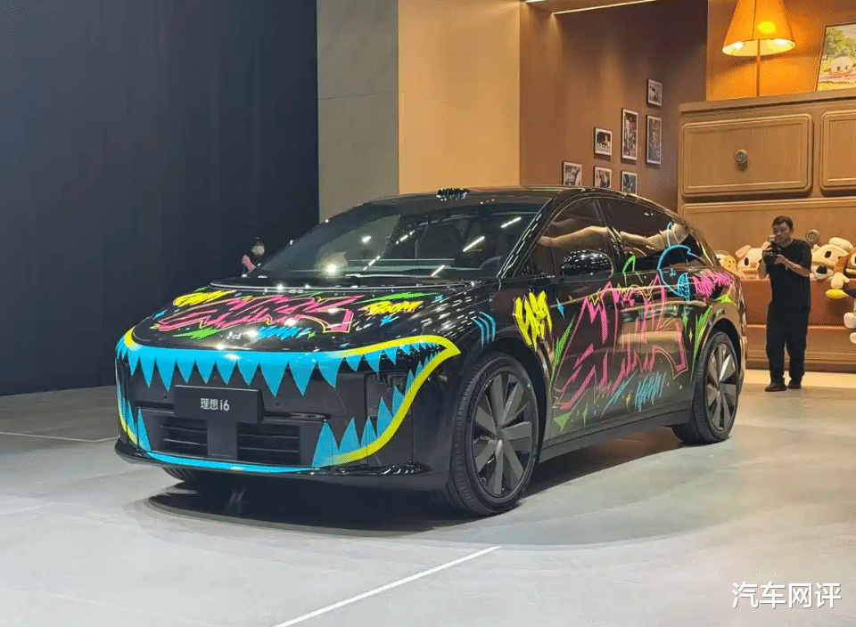 理想i6鲨鱼涂装亮相！网友：比法拉利回头率还高