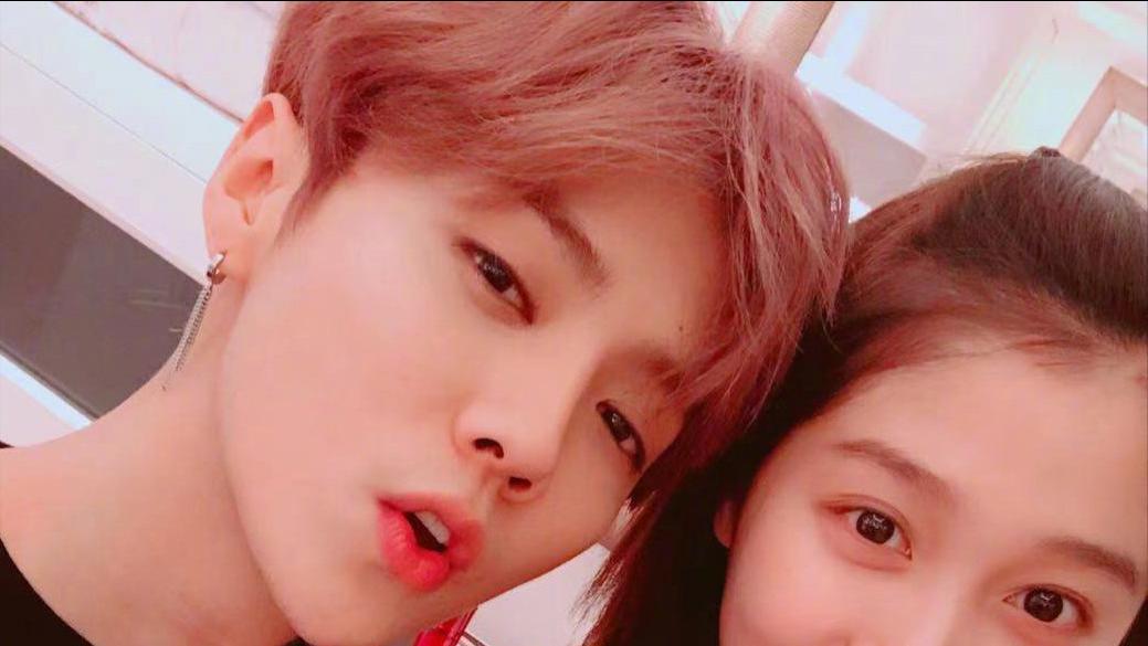 猜测不断！鹿晗关晓彤前后现身寺庙，穿着形态尽显默契！