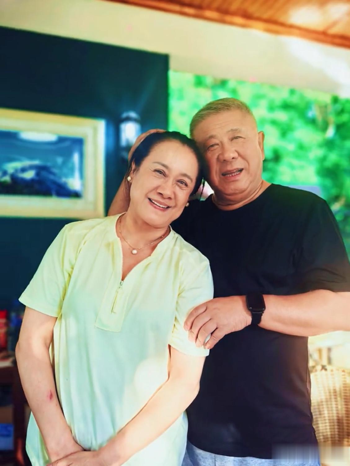 68岁老戏骨程煜别墅曝光，光院子就800平 和好友聚餐喝茅台好开心