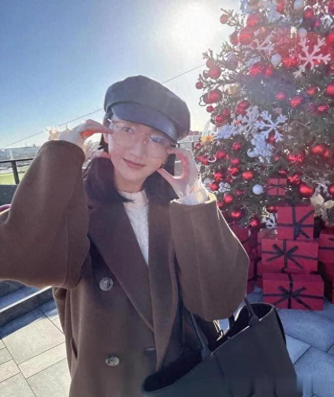 景甜换风格后气质大变!棕色大衣+毛衣+牛仔裤,时髦高级又减龄!