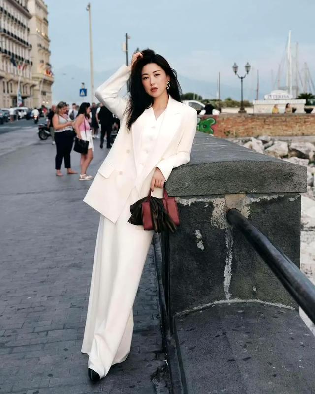 朱珠，脸好看就算了，身材还这么好，气质自带光芒