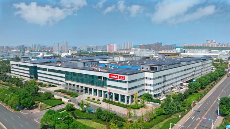 聯想武漢基地第三億智能手機下線 光榮歸摩托羅拉