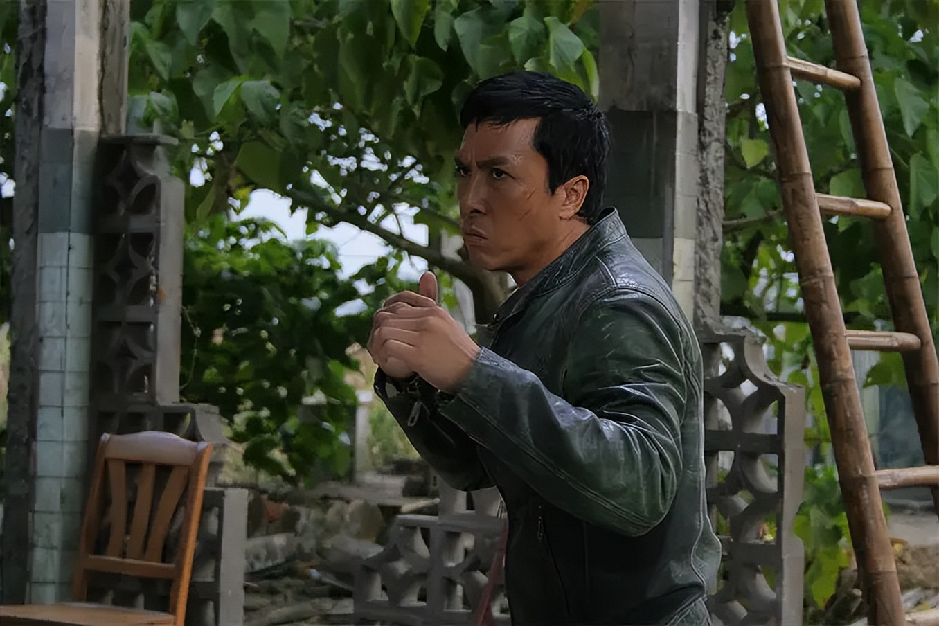 亏了1.9亿,甄子丹不甘心,带来两部新片火力全开,再救港片一把