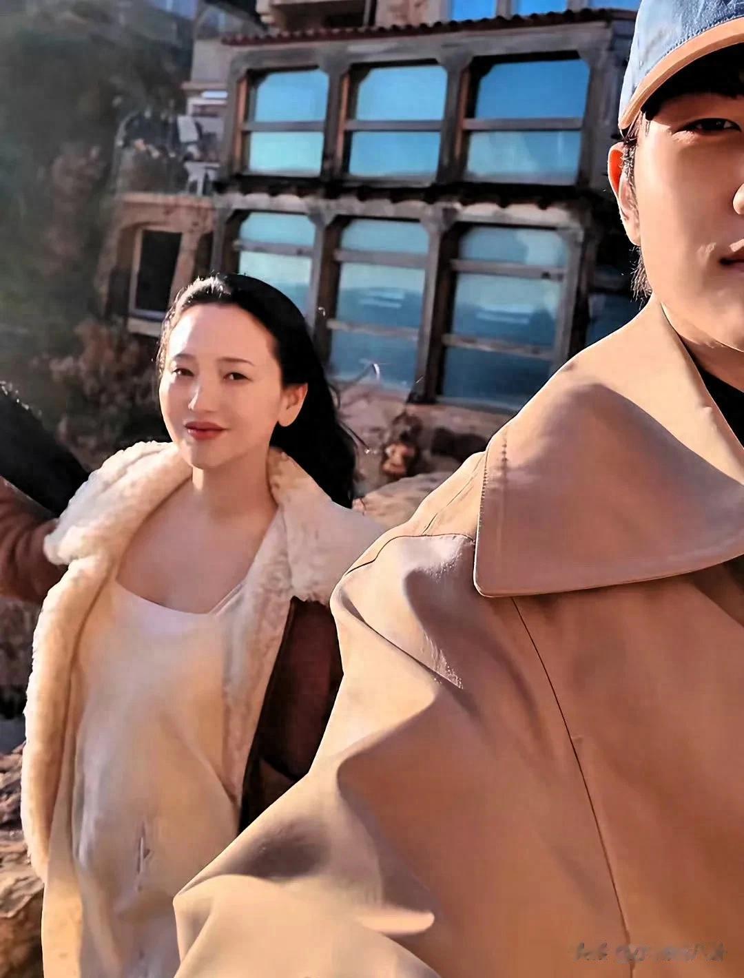 43岁金莎被求婚后首次露面，脸上遮不住的娇俏，金莎皮肤嫩不显老 ???