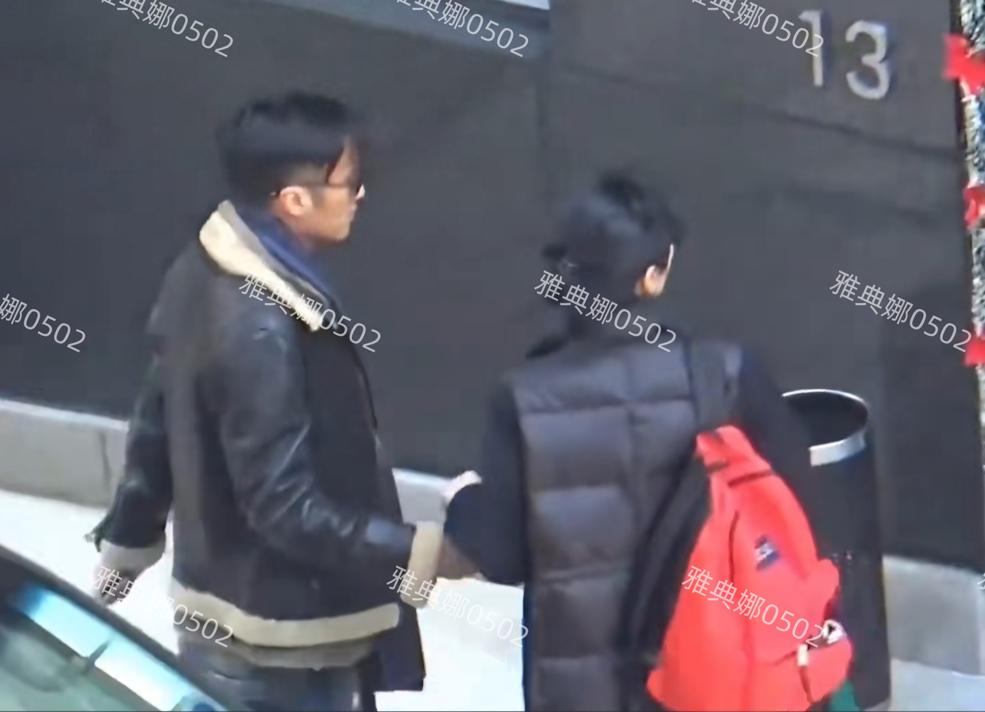 想不到王菲谢霆锋这两个又酷又高冷的人，私下居然手牵手这么甜!