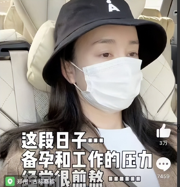 张檬夫妻带儿子赏秋!产后8月坚持母乳,脸僵又老整容后遗症显现