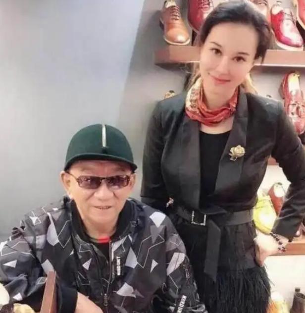 79岁侯耀华晚年凄凉!独居北京无保姆照料,家里脏乱差环境寒酸