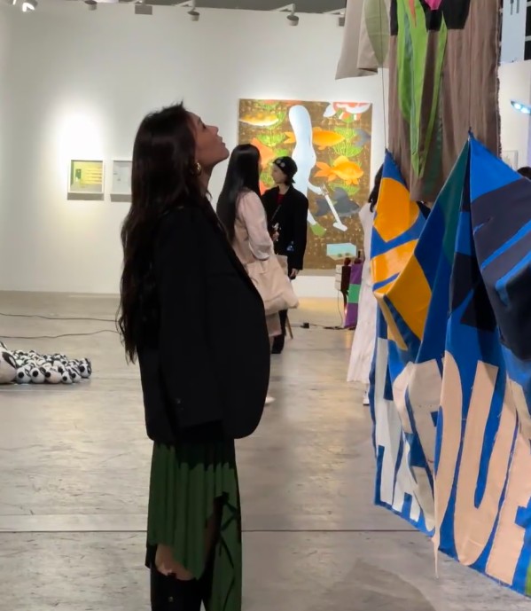 香港这晚，袁咏仪三层下巴，马思纯变瘦了，被郭晶晶的平价鞋抢镜