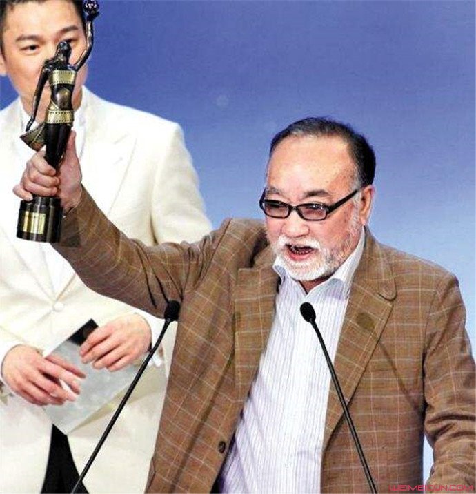 84岁老戏骨独居香港，靠圈内好友接济生活，儿女定居国外很少联系