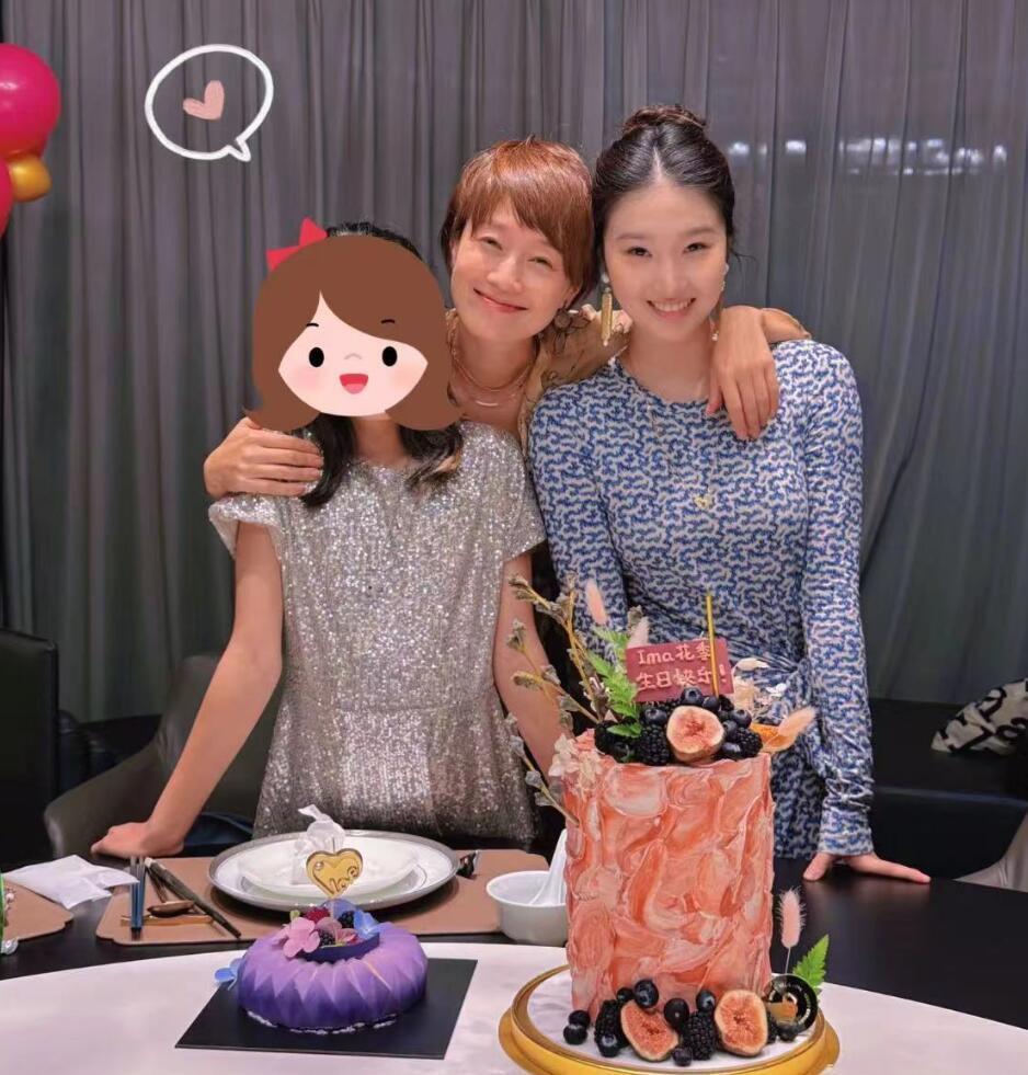 文章带女友见母亲，喝太多醉酒站不稳，靠女友搀扶下楼好恩爱