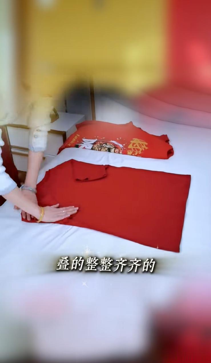 王艳儿子帅到认不出！19岁球球和妈妈一起布置豪宅 高又帅比例绝佳