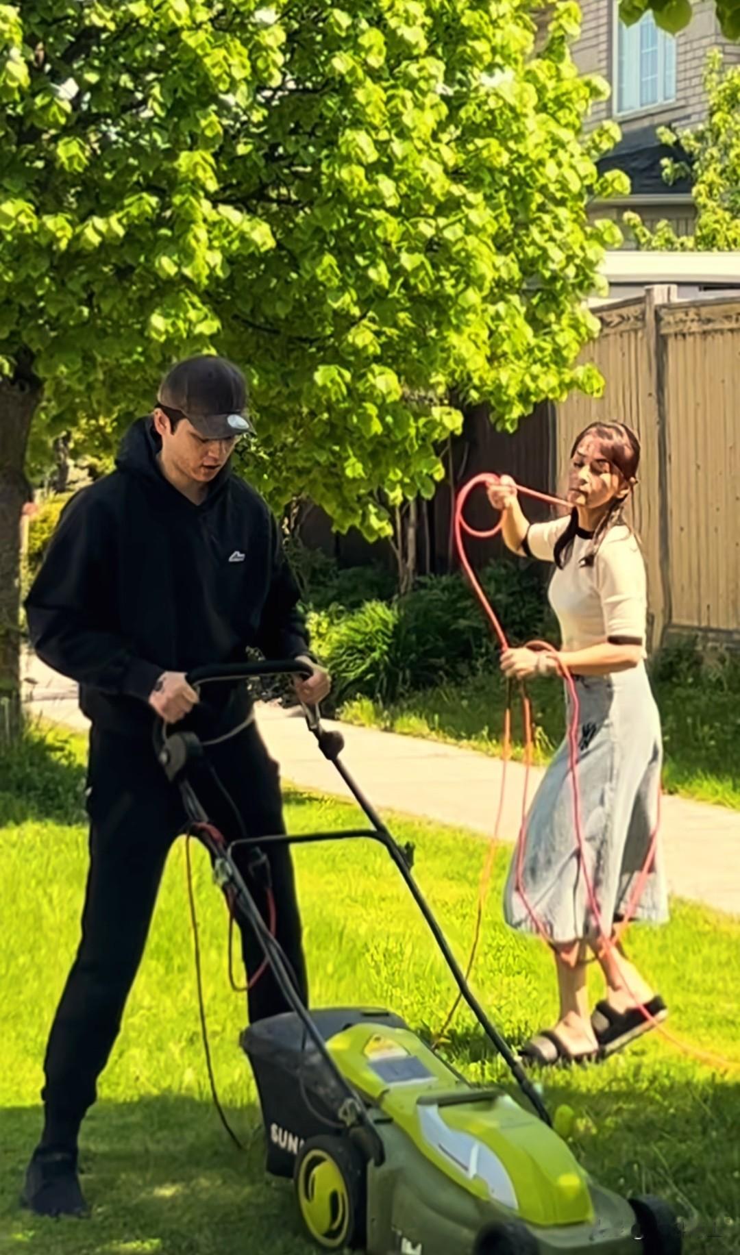 女演员何音现状:58岁貌如大妈,别墅中弹钢琴消遣,儿子贼帅随她