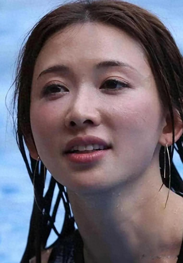 林志玲游泳池生图,这样也是美的,很自然的美!由内而外的美