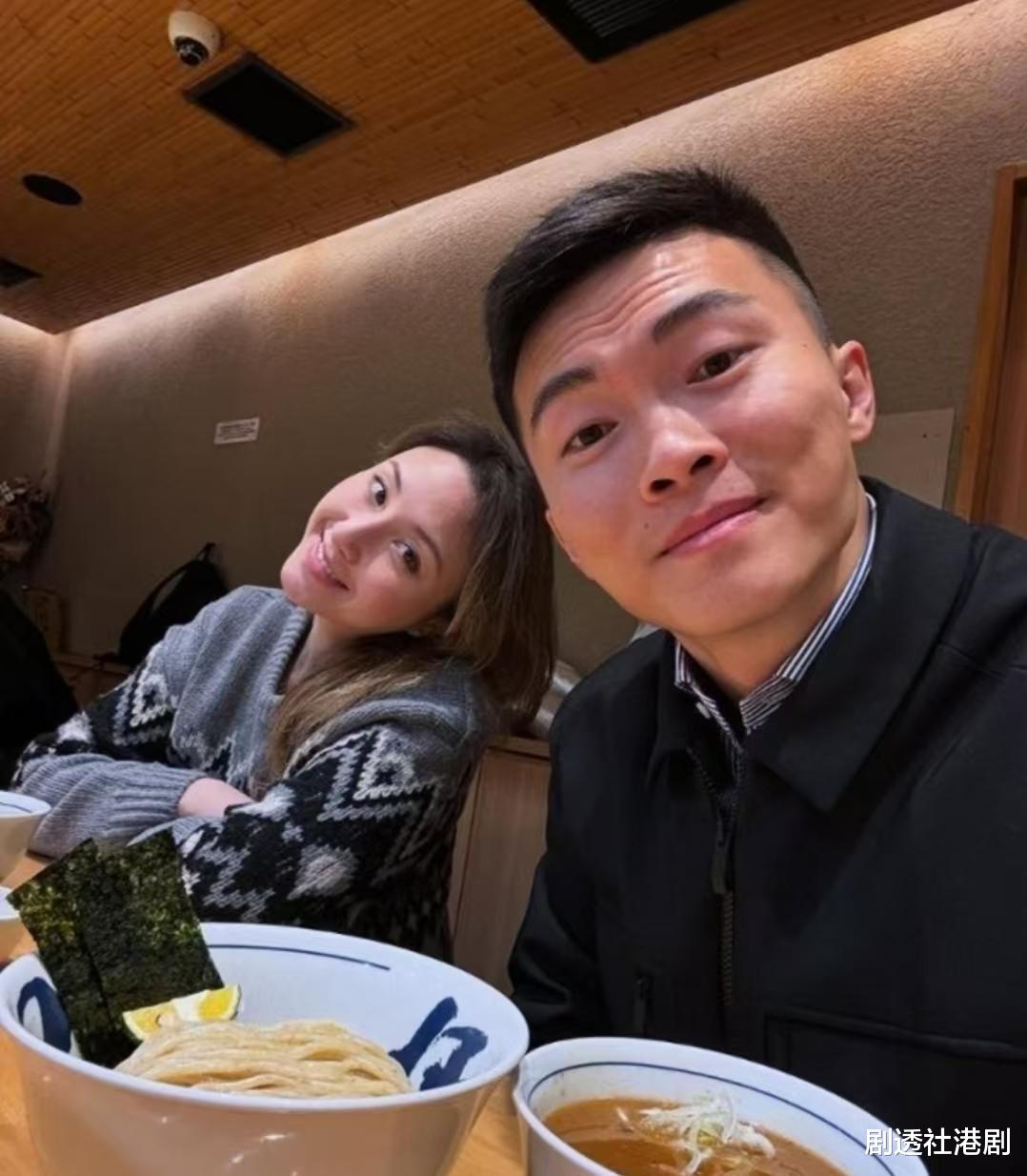 大秀美背!何超云国外旅游后积极瘦身,疑与订婚三年未婚夫复合