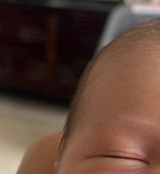 谢婷婷官宣儿子出生，晒温馨全家福照片，男友给儿子换尿布很熟练