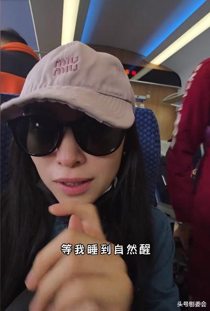 江一燕回大理只抢到站票，占别人位置被撵走，直接坐地上太接地气