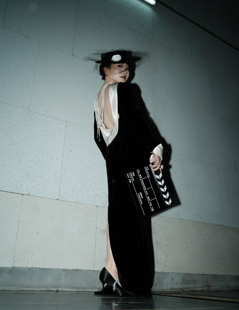 辣目洋子(李嘉琦)脚踩高跟,穿露背装,又酷又美