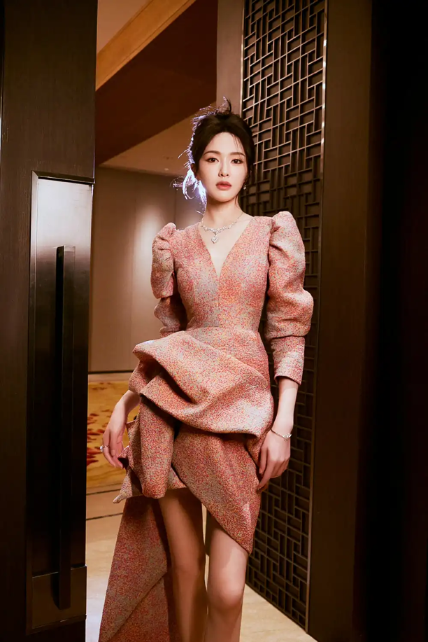 唐嫣穿闪钻裙捡纸巾上热搜!网友:这才是骨子里的优雅