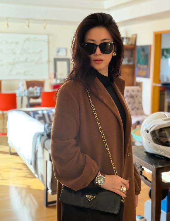 朱珠和老公打扮时尚出门！被4岁女儿拉来滑冰，一个无奈一个害怕