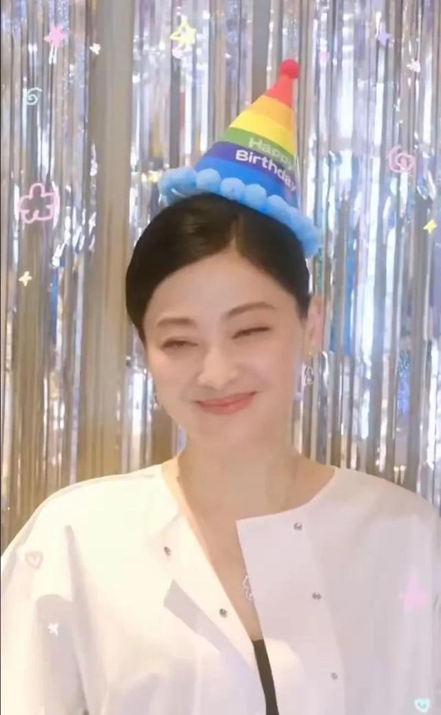 梅婷南京50岁生日：盛大派对，争议纹身，优雅老去？