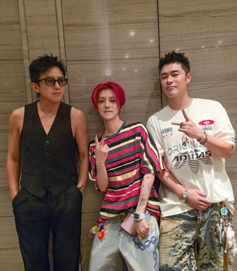 鹿晗分享和邓超陈赫合照，染红发染指甲，手臂布满纹身，好非主流