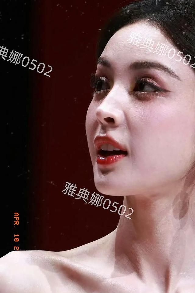 古力娜扎的美貌真是太权威了,怼脸拍毛孔清晰可见也美的毫无瑕疵
