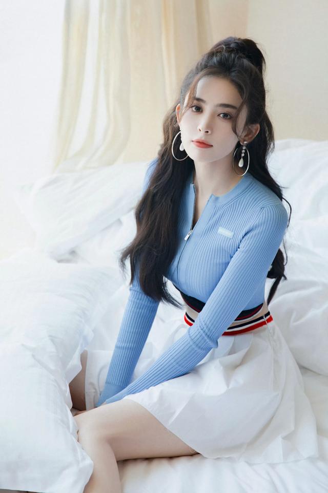 古力娜扎,依旧身材窈窕,五官精致