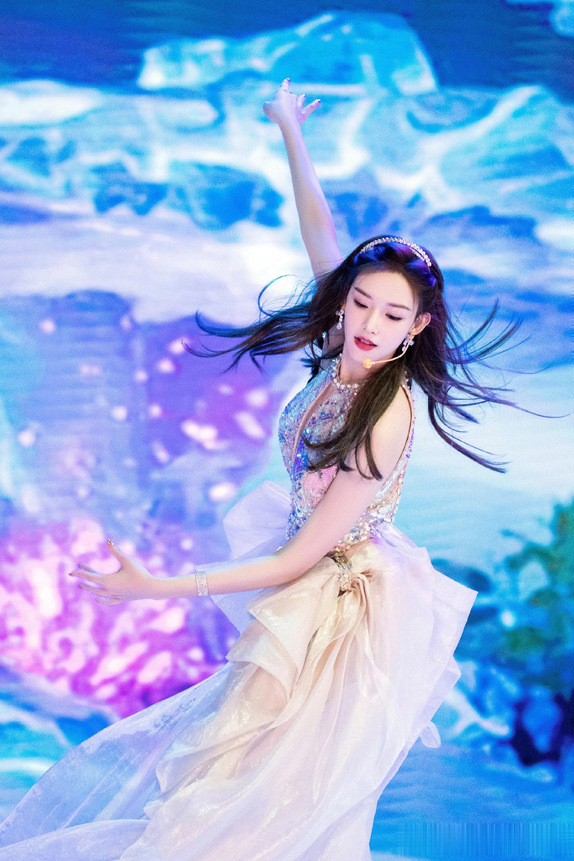 程潇华丽礼服造型，舞台上的发光体