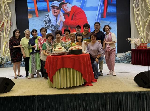 79岁TVB混血绿叶庆祝红宝石婚，搂着妻子唱歌好恩爱，两人无子女