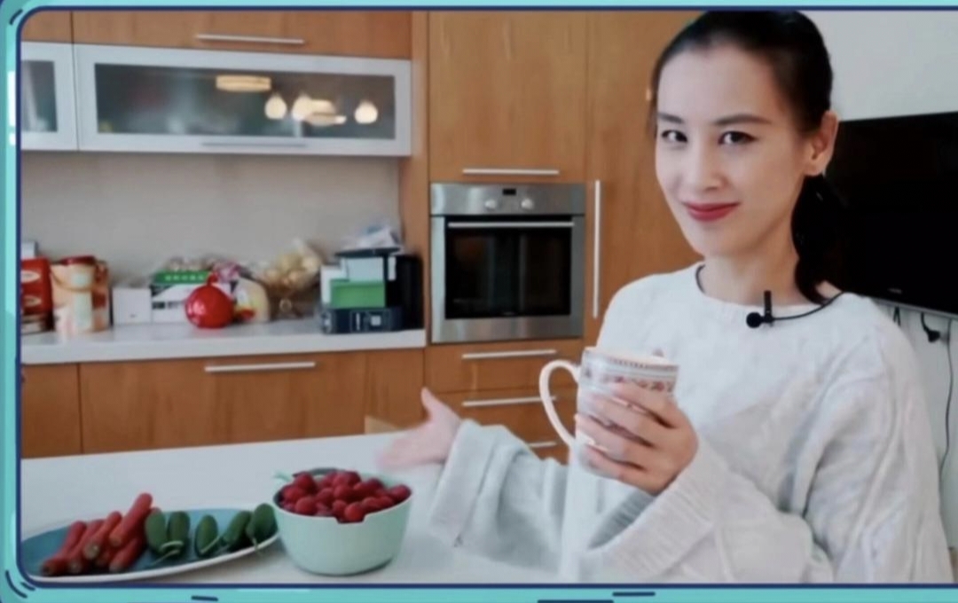 超市偶遇黄圣依,长发飘飘很美,42岁年纪25岁脸,离开杨子太对了