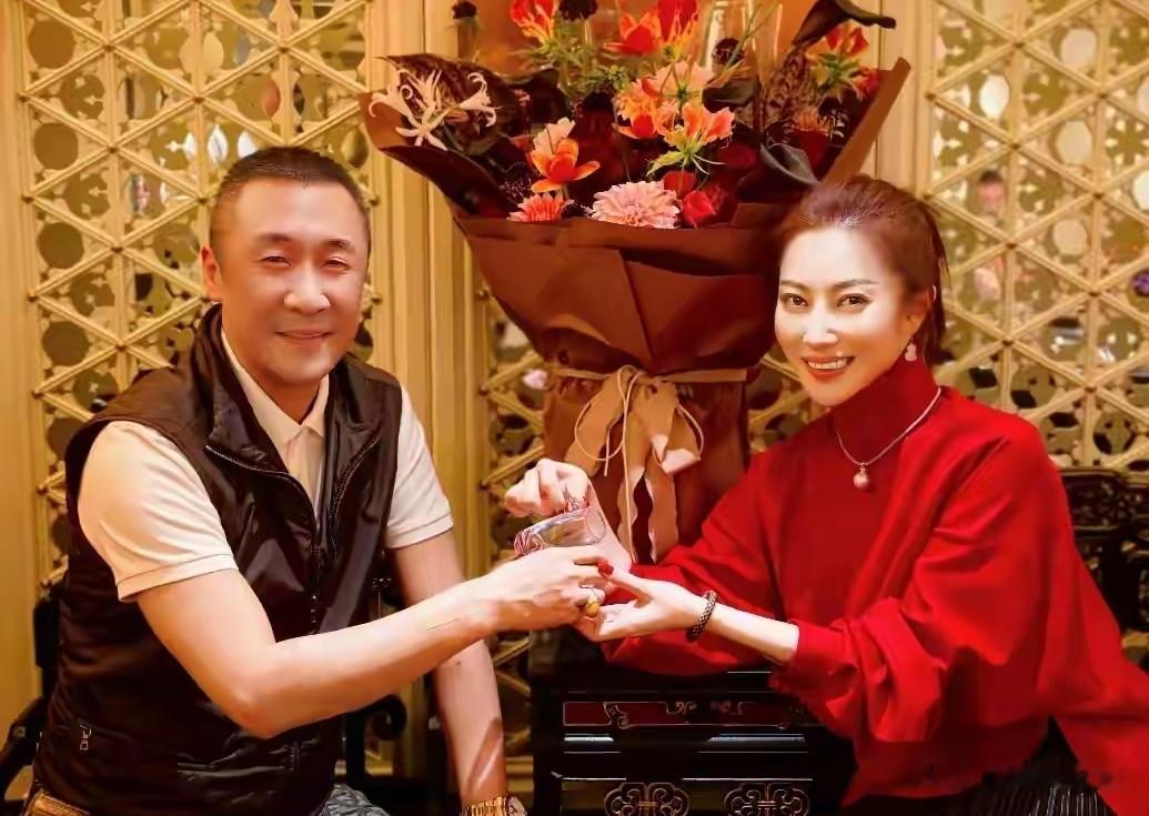 章子怡哥哥结婚20周年晒全家福，章家父母保养惊人，子女颜值爆表