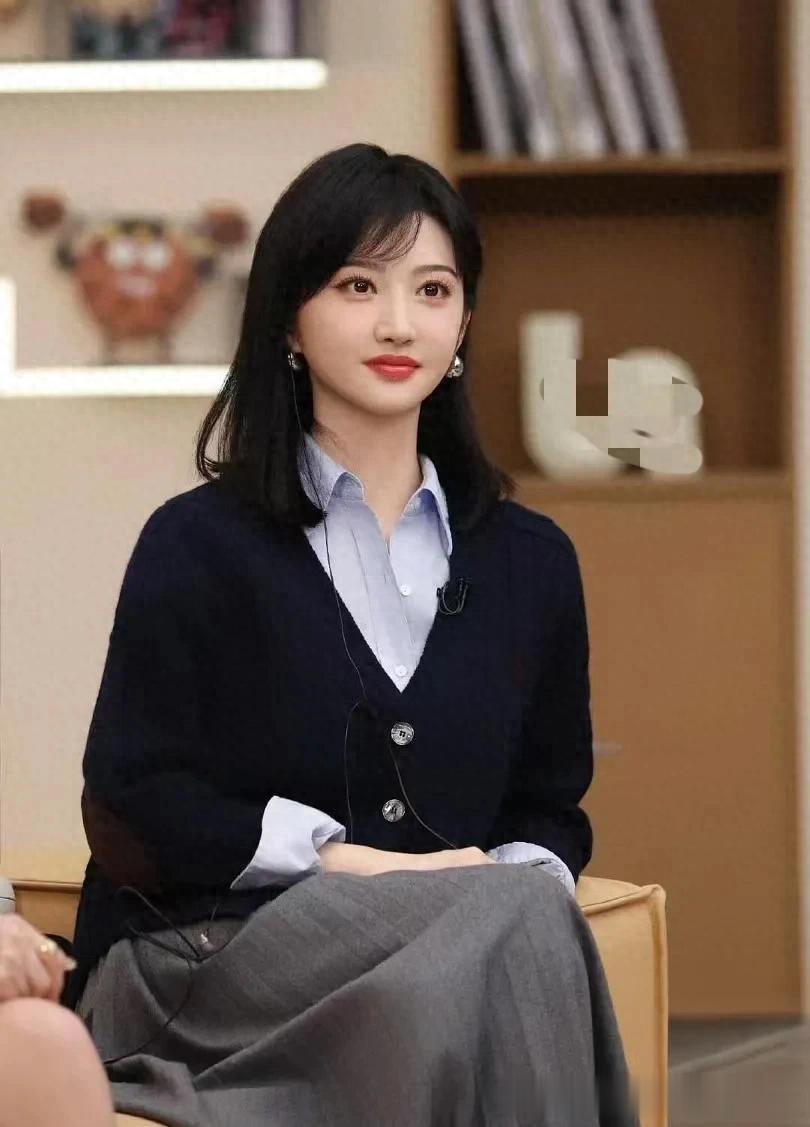 景甜换风格后真显嫩！藏蓝开衫+蓝衬衫+灰色百褶裙，减龄又时髦！