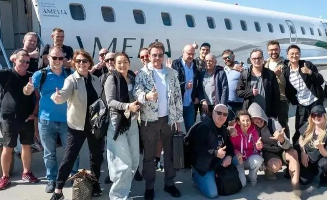 59岁巩俐定居法国,陪大17岁的老公演出,下飞机拍照,一脸松弛感