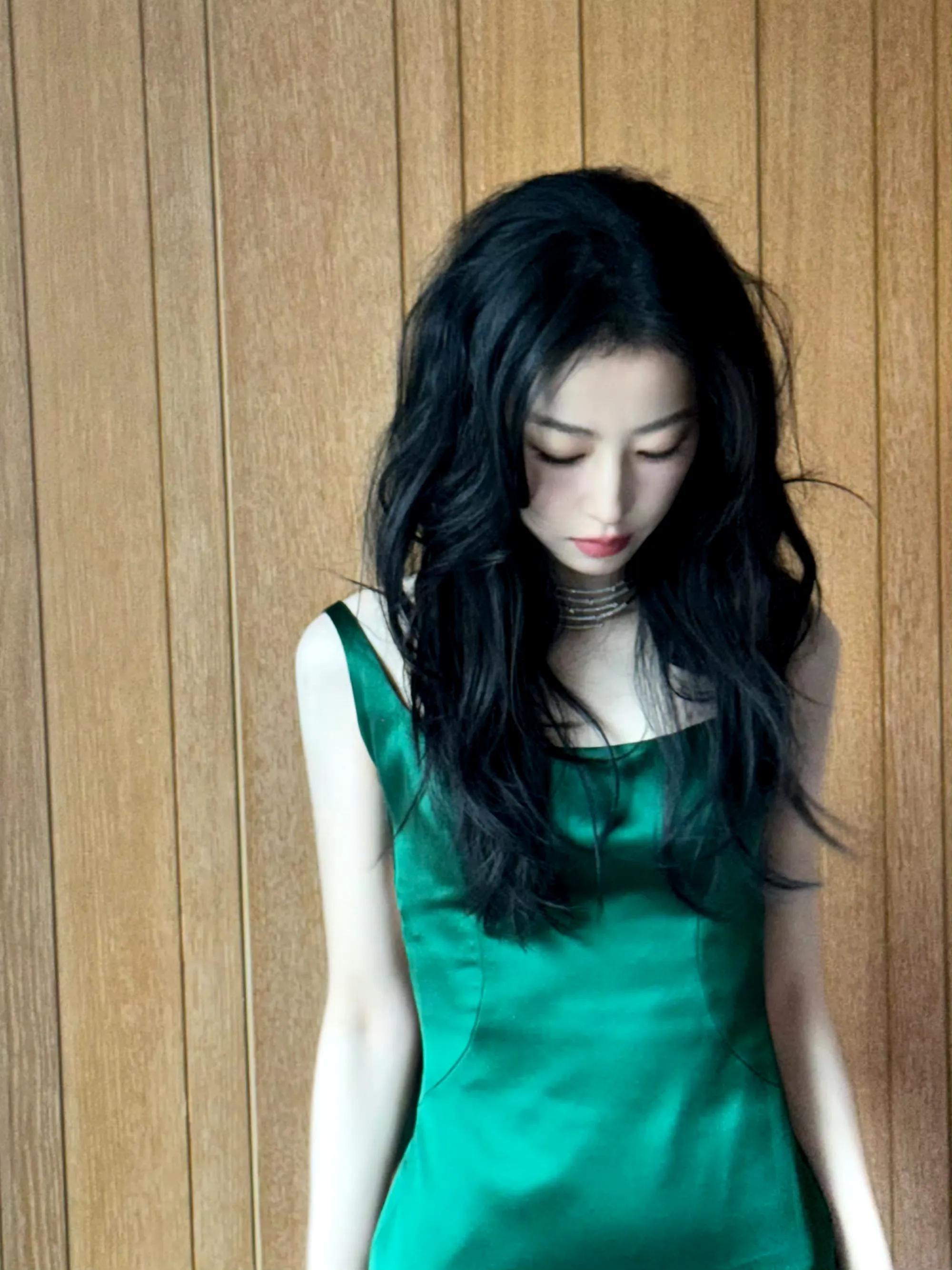 周雨彤绿色礼服写真